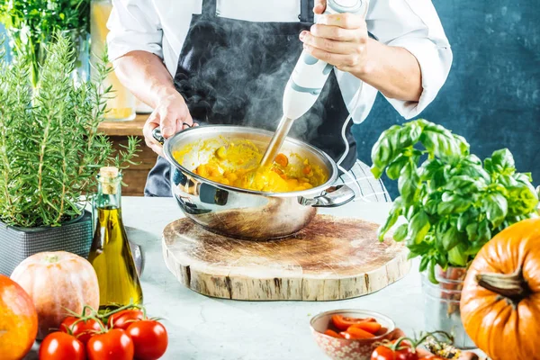 Chef Cozinhar Sopa Abóbora Fresca Close — Fotografia de Stock