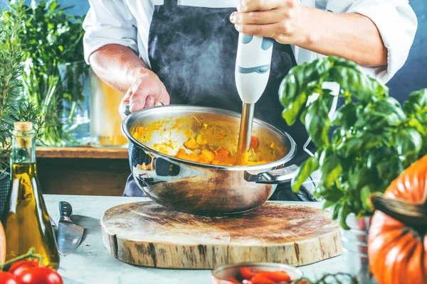 Chef Cocinar Sopa Calabaza Fresca Cerca — Foto de Stock