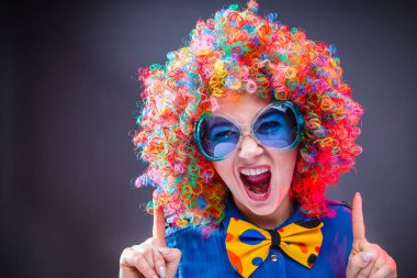 Peruk ve gözlük (Carneval kadın güzel parti portresi)