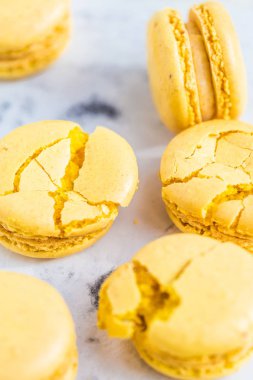 Fransız acıbadem kurabiyesi pasta. Beyaz arka plan üzerinde macaroons