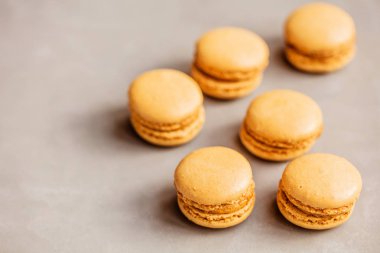 Fransız acıbadem kurabiyesi pasta. Beyaz arka plan üzerinde macaroons