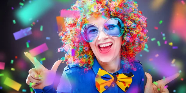 Πορτρέτο Του Όμορφη Κόμμα Γυναίκα Στην Περούκα Και Γυαλιά Καρναβάλι — Φωτογραφία Αρχείου