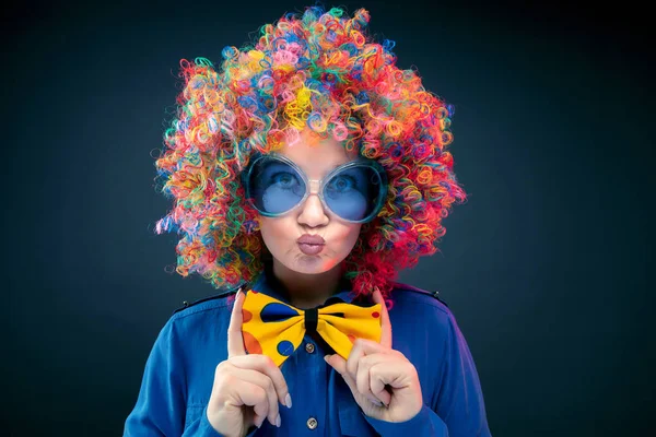 Peruk Gözlük Carneval Kadın Güzel Parti Portresi — Stok fotoğraf