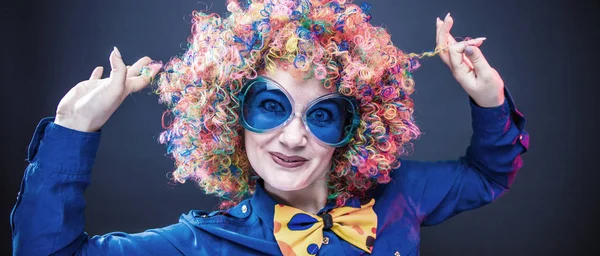 Porträt Der Schönen Partyfrau Mit Perücke Und Brille Karneval — Stockfoto