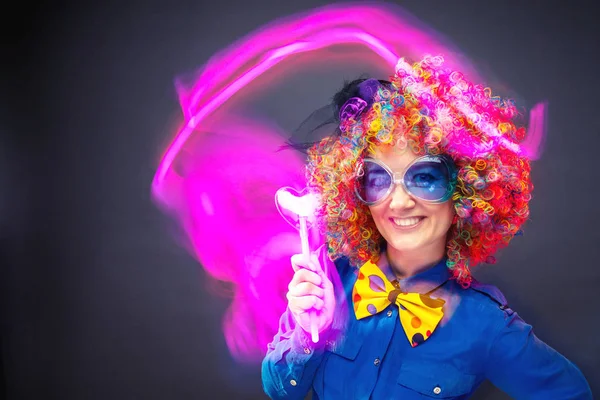 Πορτρέτο Του Όμορφη Κόμμα Γυναίκα Στην Περούκα Και Γυαλιά Καρναβάλι — Φωτογραφία Αρχείου