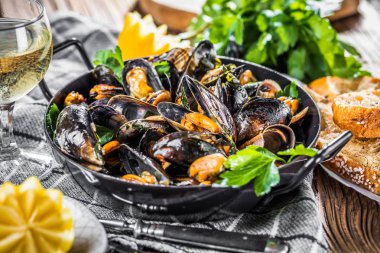 Beyaz şarap soslu haşlanmış midye. 