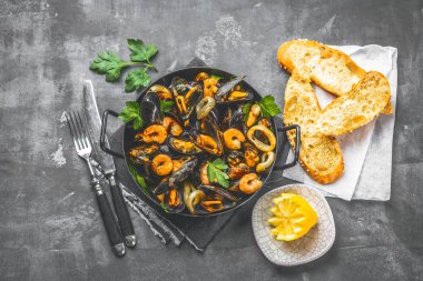 Beyaz şarap soslu haşlanmış midye. 