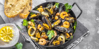 Beyaz şarap soslu haşlanmış midye. 