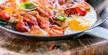 Demir tava ve Pastırmalı yumurta