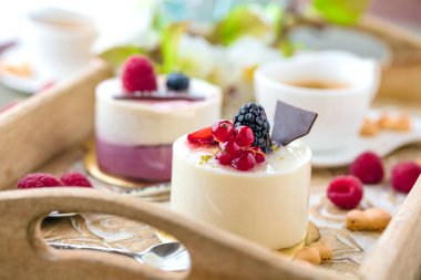 tatlı kek tablo yakın çekim üzerinde çilek ile