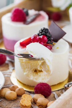 tatlı kek tablo yakın çekim üzerinde çilek ile