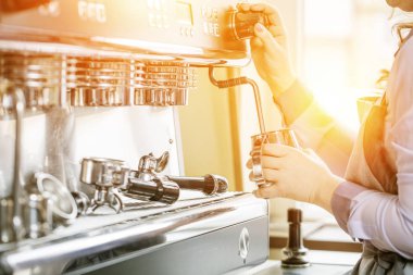 Kadınlar Barista kahve makinesi kafede kahve yapmak için kullanma