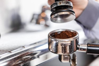 Kadınlar Barista kahve makinesi kafede kahve yapmak için kullanma