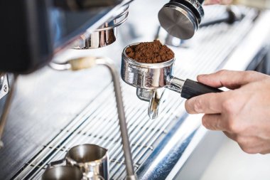 Kadınlar Barista kahve makinesi kafede kahve yapmak için kullanma