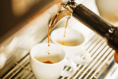 Kahve makinesinden dökülen espresso yakın plan. Profesyonel kahve demleme.