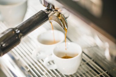 Kahve makinesinden dökülen espresso yakın plan. Profesyonel kahve demleme.