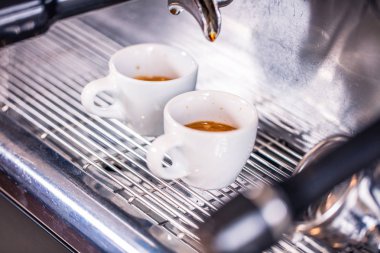 Kahve makinesinden dökülen espresso yakın plan. Profesyonel kahve demleme.