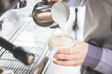 Kahve makinesinden dökülen espresso yakın plan. Profesyonel kahve demleme.