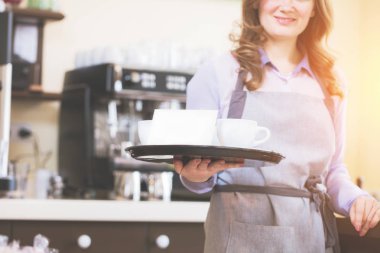 Kadınlar Barista kahve makinesi kafede kahve yapmak için kullanma