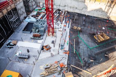 İnşaat işçileri inşaat alanında çelik takviye çubuğu üretiyorlar.