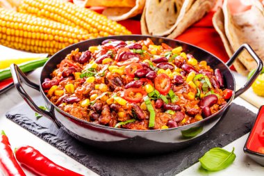 Meksika mutfağı bir beton veya taş rustik arka plan - geleneksel çanak üzerinde bir kil kase Chili con carne. Üstten Görünüm