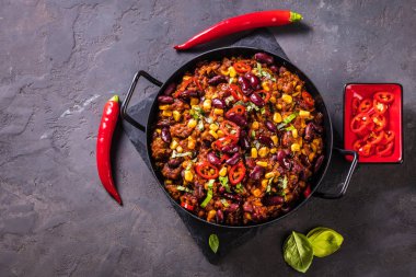 Meksika mutfağı bir beton veya taş rustik arka plan - geleneksel çanak üzerinde bir kil kase Chili con carne. Üstten Görünüm