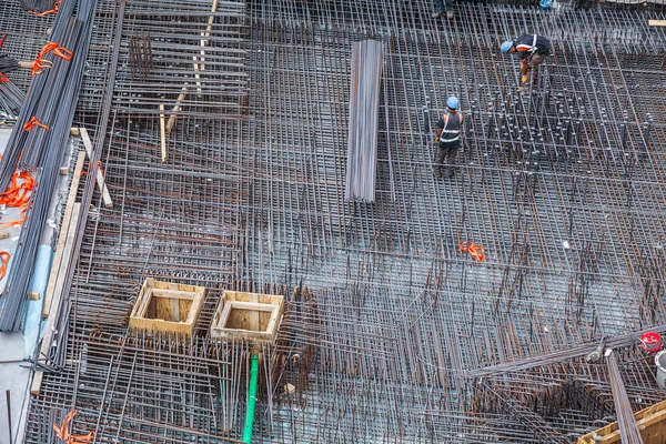 建設現場で鉄鋼補強棒を製作する建設労働者 — ストック写真