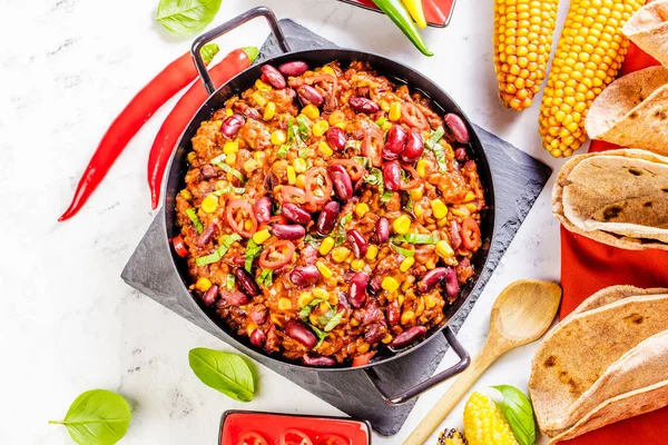 Chili Con Carne Lera Skål Betong Eller Sten Rustika Bakgrund — Stockfoto