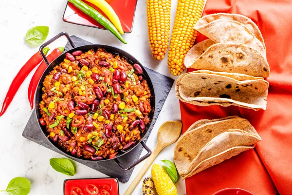 Chili Con Carne Einer Tonschüssel Auf Einem Rustikalen Beton Oder — Stockfoto