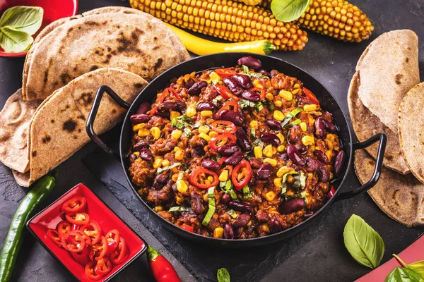 辣椒骗局肉酱在一个粘土碗在一个具体的或石头质朴的背景 传统的墨西哥菜菜 顶部视图 — 图库照片