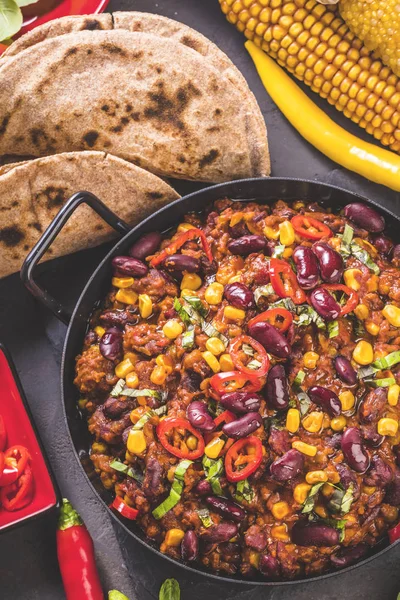 辣椒骗局肉酱在一个粘土碗在一个具体的或石头质朴的背景 传统的墨西哥菜菜 顶部视图 — 图库照片