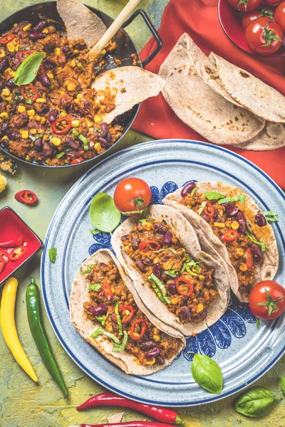 Tortilla Pessoal Com Carne Legumes — Fotografia de Stock