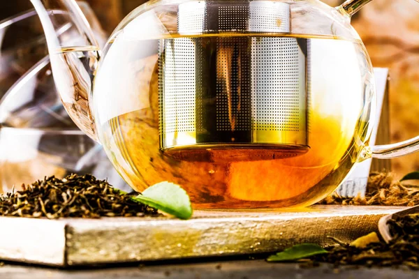 Czajniczek Świeżo Parzonej Herbaty Czarne Ciepłe Miękkie Światło Ciemniejsze Tło — Zdjęcie stockowe