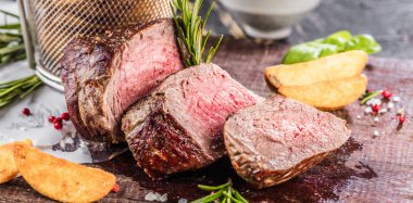 Sağlıklı Yağsız ızgara Orta az pişmiş sığır eti biftek ve kızarmış patates ile sebze