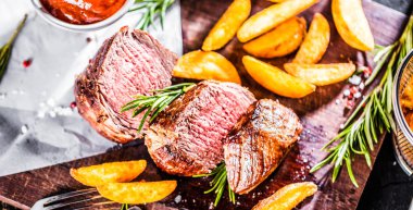 Sağlıklı Yağsız ızgara Orta az pişmiş sığır eti biftek ve kızarmış patates ile sebze