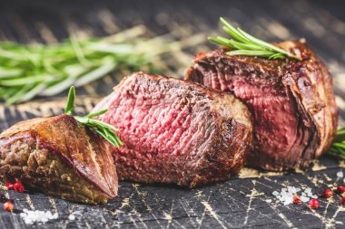 Sağlıklı Yağsız ızgara Orta az pişmiş sığır eti biftek ve kızarmış patates ile sebze