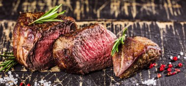 Sağlıklı Yağsız ızgara Orta az pişmiş sığır eti biftek ve kızarmış patates ile sebze