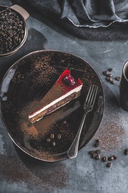 Siyah plaka gri arka plan üzerinde lezzetli çikolatalı kek ile