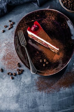 Siyah plaka gri arka plan üzerinde lezzetli çikolatalı kek ile