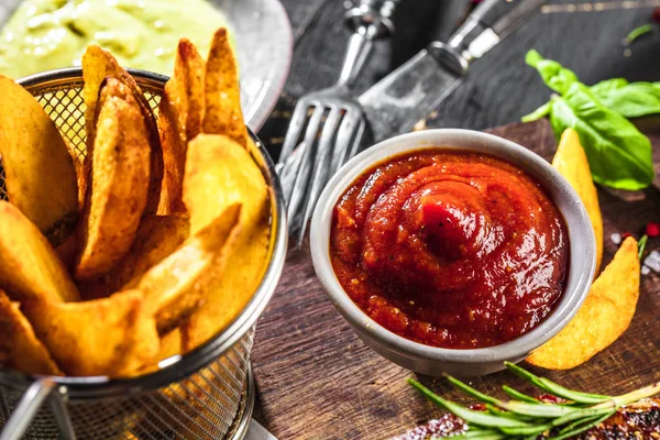 Deliciosas Papas Horno Con Romero Plato Pizarra Primer Plano —  Fotos de Stock