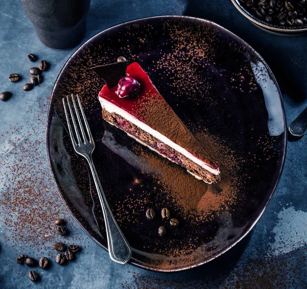 Черная Тарелка Вкусным Шоколадным Тортом Сером Фоне — стоковое фото