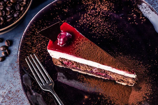 Черная Тарелка Вкусным Шоколадным Тортом Сером Фоне — стоковое фото