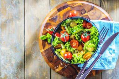 Mutfak masasında sebze salatası kasesi. Dengeli diyet.