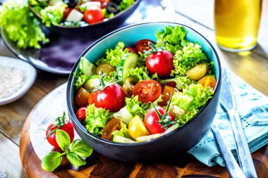 Mutfak masasında sebze salatası kasesi. Dengeli diyet.