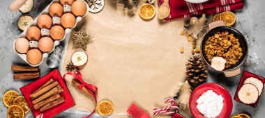 Noel kurabiyeleri, oklava ve çerez kesici ahşap arka plan üzerinde.