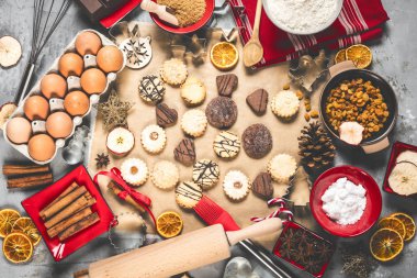Noel kurabiyeleri, oklava ve çerez kesici ahşap arka plan üzerinde.