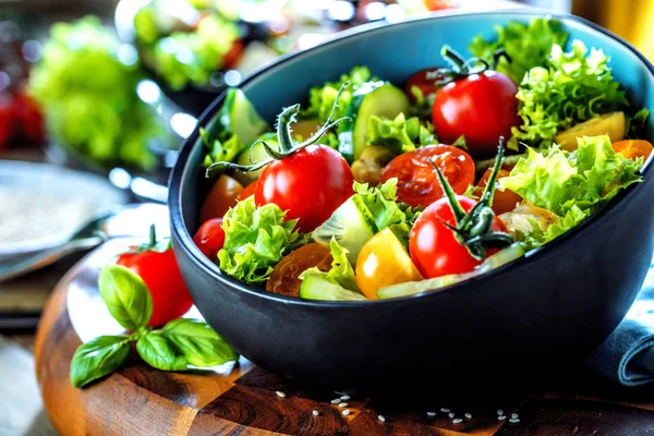 Miska Sałatki Warzywnej Stole Kuchennym Zrównoważona Dieta — Zdjęcie stockowe