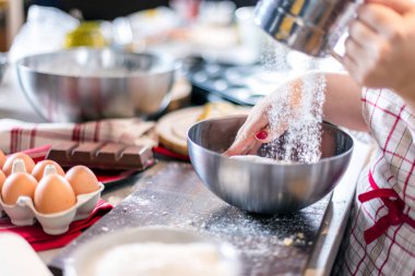 Noel gıda kavramı. Kadın zencefilli kurabiye adam Noel çerezleri yakın çekim yemek.