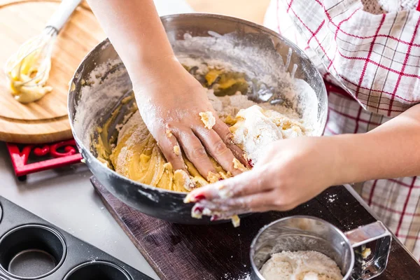 Concepto Comida Navideña Mujer Está Cocinando Galletas Jengibre Hombre Navidad —  Fotos de Stock