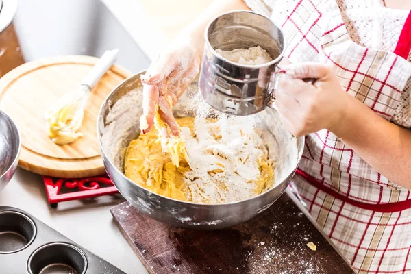 Concepto Comida Navideña Mujer Está Cocinando Galletas Jengibre Hombre Navidad —  Fotos de Stock